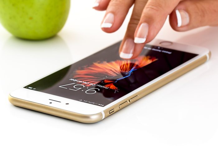Femeie care butonează telefonul
